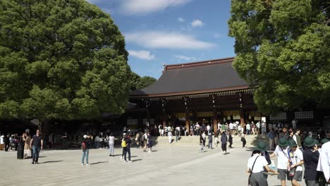 Turistas-Y-Visitantes-Exploran-Con-Entusiasmo-Los-Amplios-Terrenos,-El-Santuario-Meiji