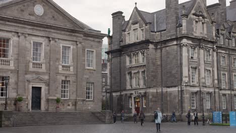 Outdoor-area-of-the-world-renowned-Trinity-College-in-Dublin,-Ireland