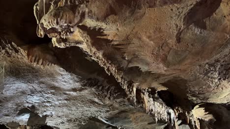 Estalactitas-Y-Estalagmitas-Dentro-De-Una-Espaciosa-Formación-De-Cuevas.