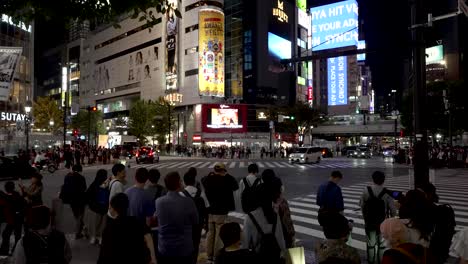 Die-Shibuya-Überquerung-Verwandelt-Sich-In-Ein-Nächtliches-Spektakel,-Während-Die-Menschen-Auf-Die-Überquerung-Warten