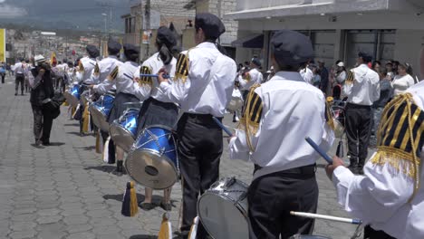 Día-De-La-Independencia-Desfile-Callejero-Banda-De-Tambores-Juveniles-Toca-Un-Ritmo-En-Cámara-Lenta