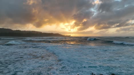 Goldenes-Sonnenlicht-Taucht-Die-Hawaiianische-Landschaft,-Während-Eine-Luftdrohne-Den-Rhythmischen-Tanz-Großer-Meereswellen-Während-Des-Sonnenuntergangs-Einfängt