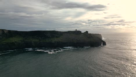 Filmische-Luftaufnahme-Der-Felsigen-Klippen-Von-Moher-Und-Der-Meereswellen-In-Irland