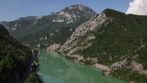 Der-Fluss-Neretva-Fließt-Durch-Hügel-Und-Berge-In-Mostar,-Bosnien