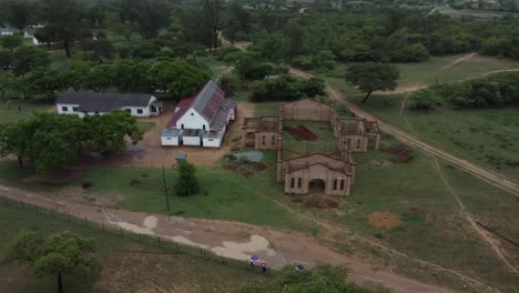 Vídeo-Teledirigido-De-Una-Iglesia-De-Una-Escuela-Misionera-Católica-En-Una-Aldea-De-Midlands-(Zimbabue)