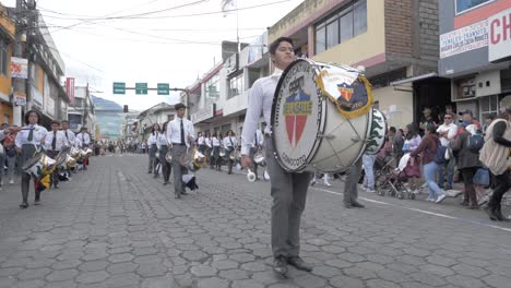 Banda-De-Formación-De-Tambores-Marcha-Ciudad-Día-De-La-Independencia-Desfile-Callejero-Cámara-Lenta