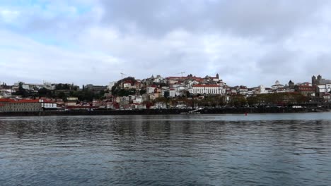 Panoramic-view-of-Porto-city-and-Douro-River-on-cloudy-moody-day,-pan-right-view