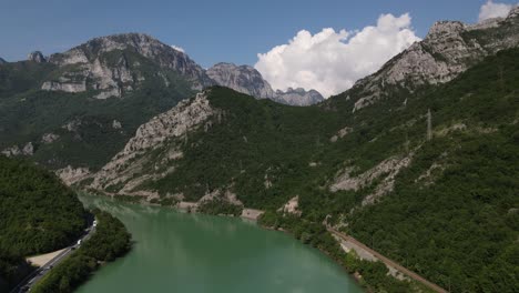Vista-De-Drones-Del-Famoso-Río-Neretva-Entre-Montañas,-Río-Con-Vegetación,-Bosnia-Mostar