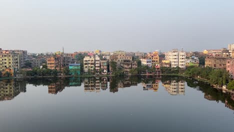 Vista-Diurna-De-Apartamentos-Junto-Al-Río-En-Kolkata,-India