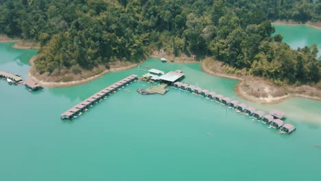 Imágenes-De-Drones-En-Cámara-Lenta-De-Bungalows-Sobre-El-Agua-En-El-Lago-Cheow-Lan,-Tailandia