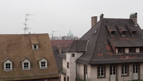 Vista-De-Los-Tejados-De-Estrasburgo-En-Un-Día-Brumoso-Y-Atmosférico,-Una-Fusión-De-Estilos-Arquitectónicos-Alemán-Y-Francés-Crea-Un-Panorama-Cautivador