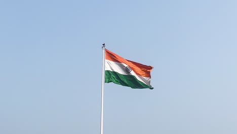 Indische-Nationalflagge-Mit-Dreifarbiger-Flagge,-Die-Hoch-In-Den-Blauen-Himmel-Weht