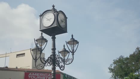 Uhrturm-Db-Straße-Blick-Auf-Die-Straße-Und-Verkehr-Rk-Puram