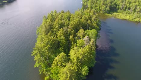 Eine-Spektakuläre-4K-Drohnenaufnahme-über-Dem-Parker-Pond-Und-Einem-Schönen-See-Im-Sommer-In-Casco,-Maine,-USA