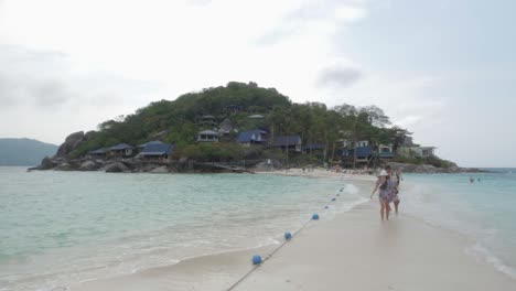 Tourists-bringing-their-vacation-to-close-as-the-cross-island-sandbar