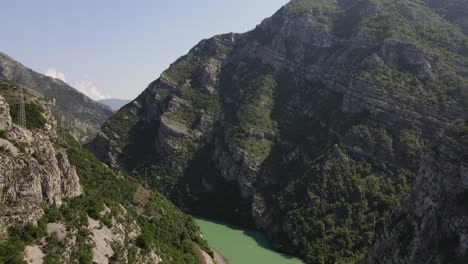 Neretva-river-flowing-through-hills-and-mountains,-Bosnia