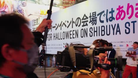 Zeitlupenschwenk-über-Dem-Bahnhof-Shibuya-Mit-Verbotenem-Halloween-Banner