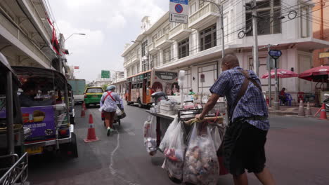 Straßenhändler-Gehen-Auf-Der-Straße-In-Chinatown-In-Bangkok,-Thailand