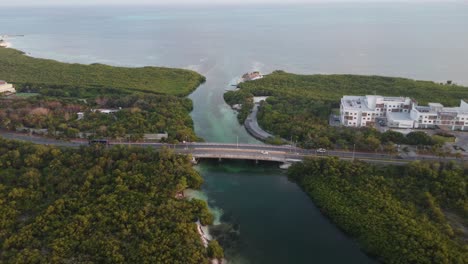 Aufsteigende-Luftaufnahme,-Die-Hotelresorts-Neben-Der-Punta-Nizuc-Brücke-Enthüllt