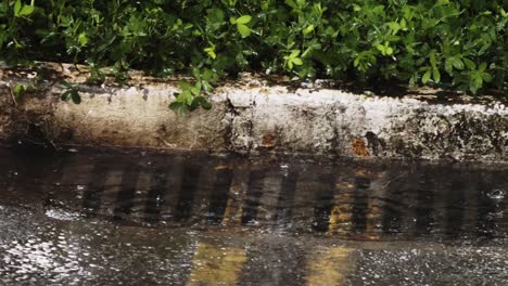 Der-Durch-Regenguss-überlastete-Stadtabfluss-Kämpft-Mit-Der-Überschwemmung