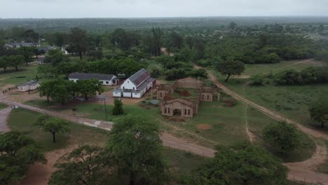 Drohnenvideo-Einer-Katholischen-Missionsschulkirche-In-Einem-Dorf-In-Midlands,-Simbabwe