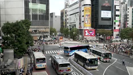 Famous-filming-location-and-Shibuya-Crossing-in-Tokyo,-people-waiting-on-scramble-intersection