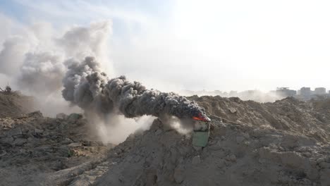 Das-Verbrennen-Von-Öl-In-Metallfässern-Sorgt-Für-Einen-Wogenden-Schwarzen-Rauchvorhang-In-Der-Wüste-Von-Gaza