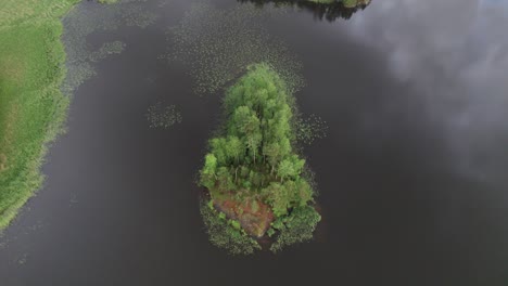 Drohnenaufnahme-Einer-Kleinen-Finnischen-Insel