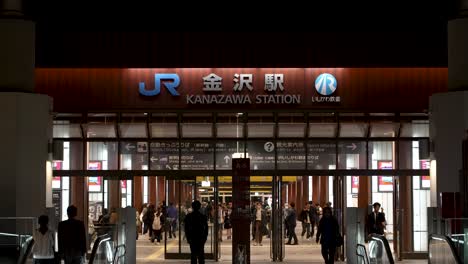 Statische-Abendaufnahme-Des-Osteingangs-Des-Bahnhofs-Jr.-Kanazawa-In-Japan