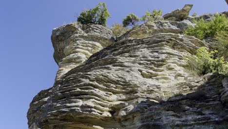 Aufregender-Felsen-In-Der-Natur-Mit-Einzelnen-Steinen,-Die-Im-Laufe-Der-Zeit-Mit-Unterschiedlichen-Farben-Im-Wald-In-Der-Sonne-Zu-Sehen-Sind