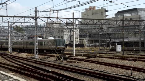 El-Tren-Del-Metro-Sale-De-La-Estación-De-Kioto,-Japón.
