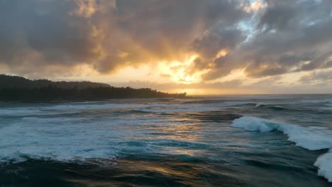 Luftaufnahmen-Einer-Drohne-Zeigen-Die-Atemberaubende-Szene-Großer-Meereswellen,-Die-Sich-Während-Eines-Sonnenuntergangs-Zur-Goldenen-Stunde-In-Hawaii-Brechen