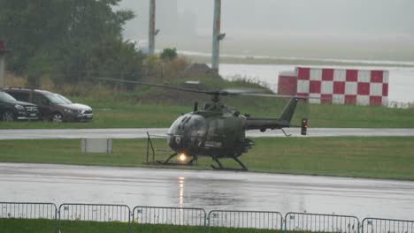 Startmanöver-Des-Hubschraubers-MBB-BO-105-Von-Der-Nassen-Flughafenrampe-Während-Der-Flugshow