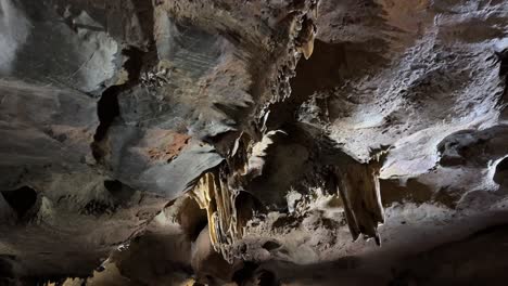 Schwach-Beleuchtetes-Höhleninneres,-Das-Natürliche-Felsformationen-Hervorhebt