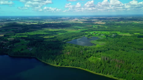 Malerisches-Dorf-In-Einem-Wald-An-Einem-See---Luftaufnahme