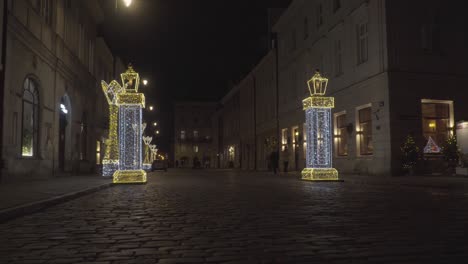 Weihnachtsdekorationen-Auf-Einer-Straße-In-Der-Warschauer-Altstadt
