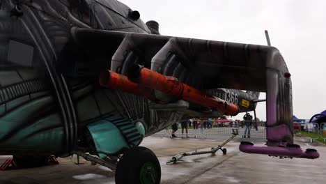 Künstlerisches-Design-Des-Kampfhubschraubers-Mil-Mi-24-Und-Am-Flügel-Befestigte-Rakete