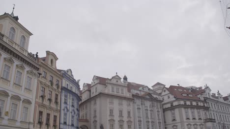 Überfüllter-Altstädter-Ring-In-Prag-Mit-Menschen-Und-Historischen-Gebäuden-Im-Hintergrund