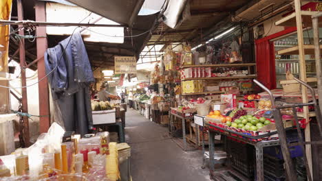 Vendedor-Ambulante-De-Comida-Vendiendo-Carne-En-El-Mercado-Tradicional-De-Chinatown-En-Bangkok,-Tailandia