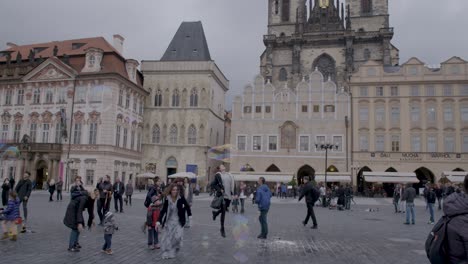 Prags-Altstädter-Ring-Mit-Seifenblasen,-Die-über-Den-Köpfen-Von-Touristen-Und-Einheimischen-Fliegen