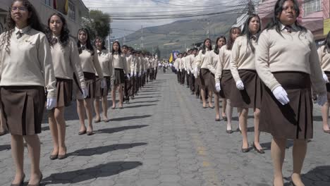 Jóvenes-Con-Uniforme-Escolar-Marchando-Para-Celebrar-El-Día-De-La-Independencia-De-La-Ciudad.