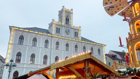Weimarer-Rathaus-In-Der-Wintersaison-Mit-Weihnachtsmarkt-Im-Dezember
