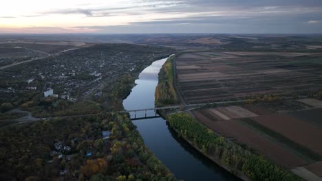 Flug-Am-Abend-über-Den-Fluss-Parallel-Zur-Dnjestr-Brücke