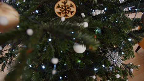 Geschmückter-Weihnachtsbaum,-Dunkel-Wechselnder-Fokus-4k