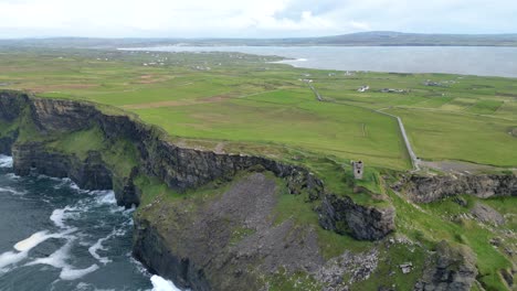 Luftaufnahme-Der-Klippen-Von-Moher-Mit-Turm-Am-Hag&#39;s-Head-Und-Meereswellen-In-Irland