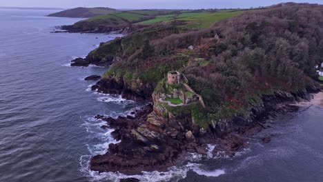 Circling-the-remains-of-St-Catherine's-castle-on-a-rocky-outcrop-on-the-river-Fowey