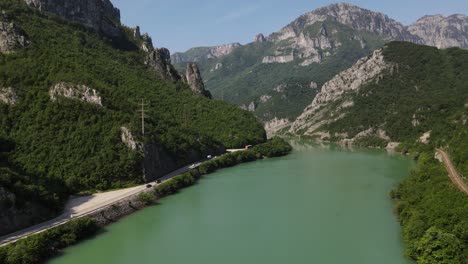 Drohnenansicht-Des-Langen-Flusses-Neretva,-Der-Durch-Die-Schlucht-Fließt,-Bosnien