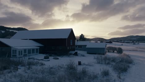 Cielo-Espectacular-Contra-Casas-De-Campo-Durante-El-Invierno-Al-Amanecer-En-Indre-Fosen,-Noruega