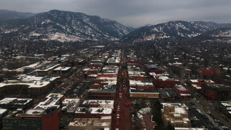Weihnachten-In-Boulder,-Colorado-Pearl-Street-Mall,-Luftdrohne,-Filmisch,-Dezember,-Universität-Von-Colorado,-Cu-Fans,-Winter,-Wolkig,-Schneebedeckt,-Bügeleisen,-Chautauqua-Park,-Autos,-Gebäude,-Straßen,-Bewegung