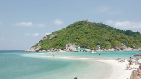 Menschen-Entspannen-Sich-Auf-Der-Sandbank,-Die-Die-Nang-Yuan-Inseln-Verbindet,-Und-Gehen-Spazieren